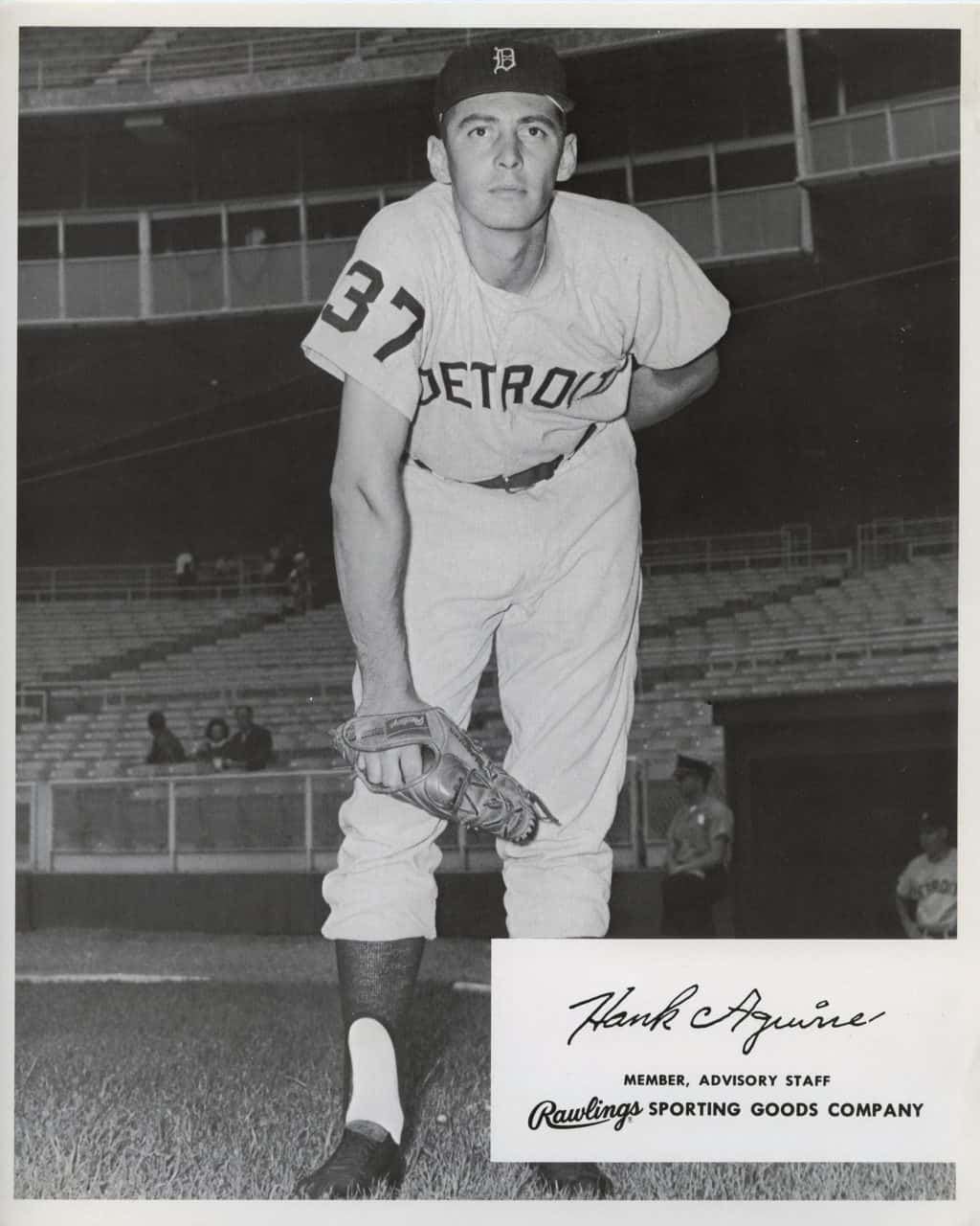 Hank Aguirre - Detroit Tigers - glove on knee - B/W - AguireHank976.jpg - 8x10