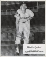 Hank Aguirre - Detroit Tigers - glove on knee - B/W - AguireHank976.jpg - 8x10