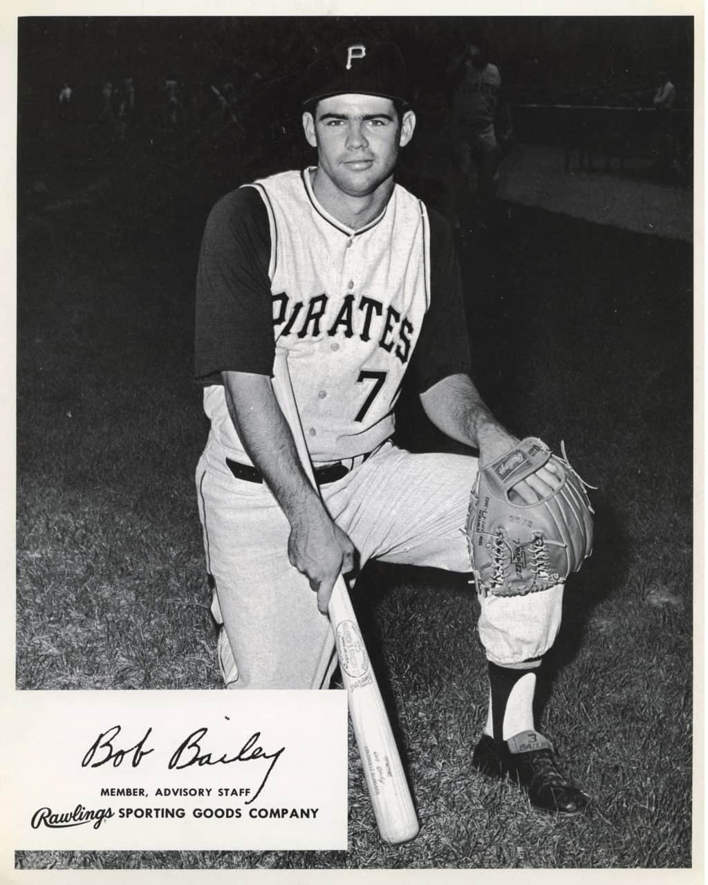 Bob Bailey - Pittsburgh Pirates - kneeling - B/W - BaileyBob-1977.jpg - 8x10