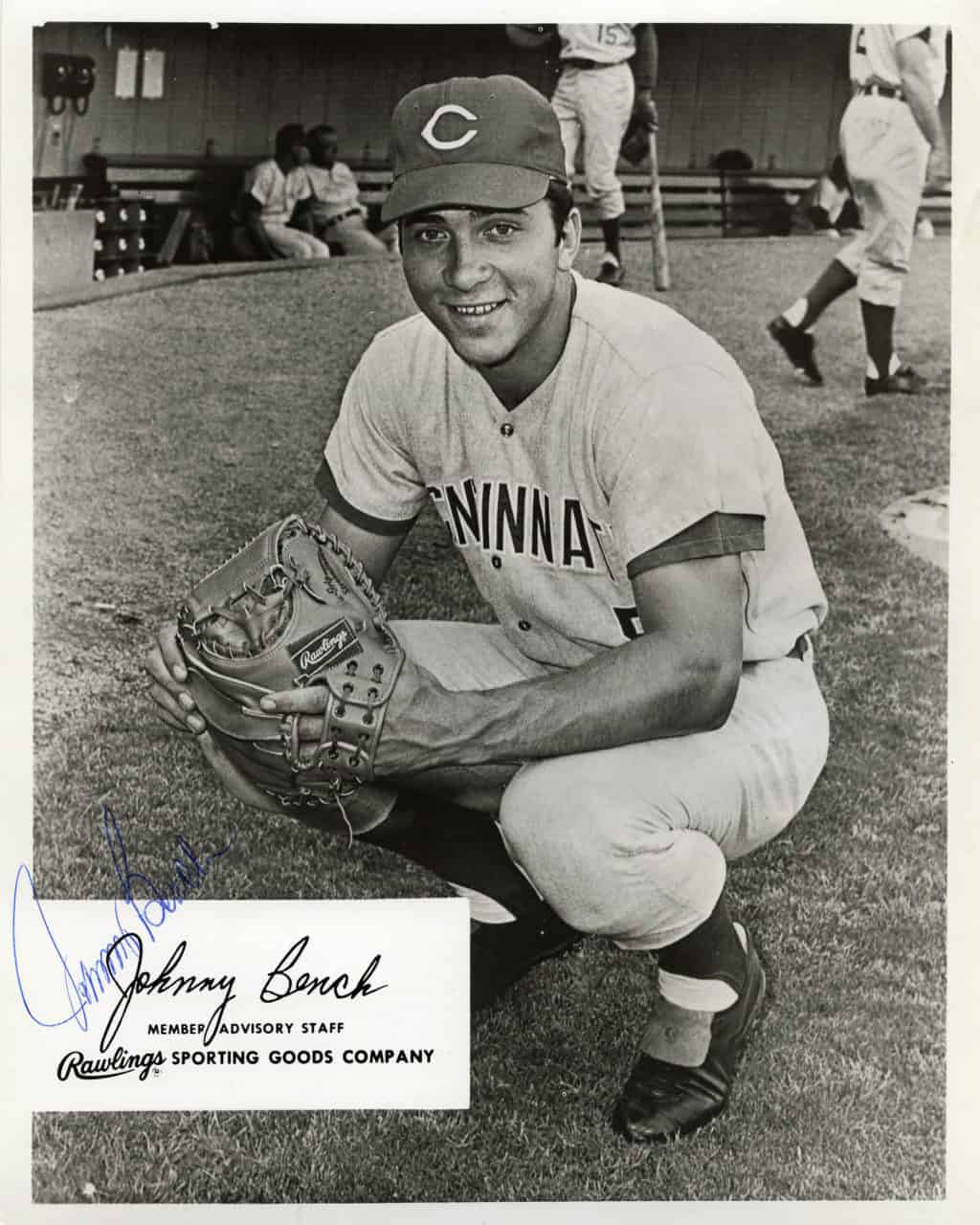 Johnny Bench - Cinncinatti Reds - sitting with glove - B/W - BenchJohnny - 2984.jpg - 8x10