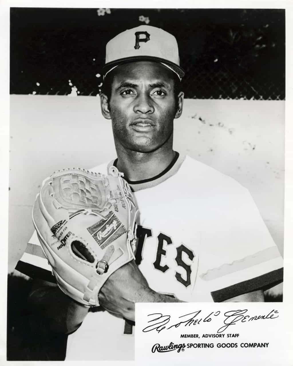 Roberto Clemente - Pittsburgh Pirates - upper body - B/W - ClementeRoberto-1997.jpg - 8x10