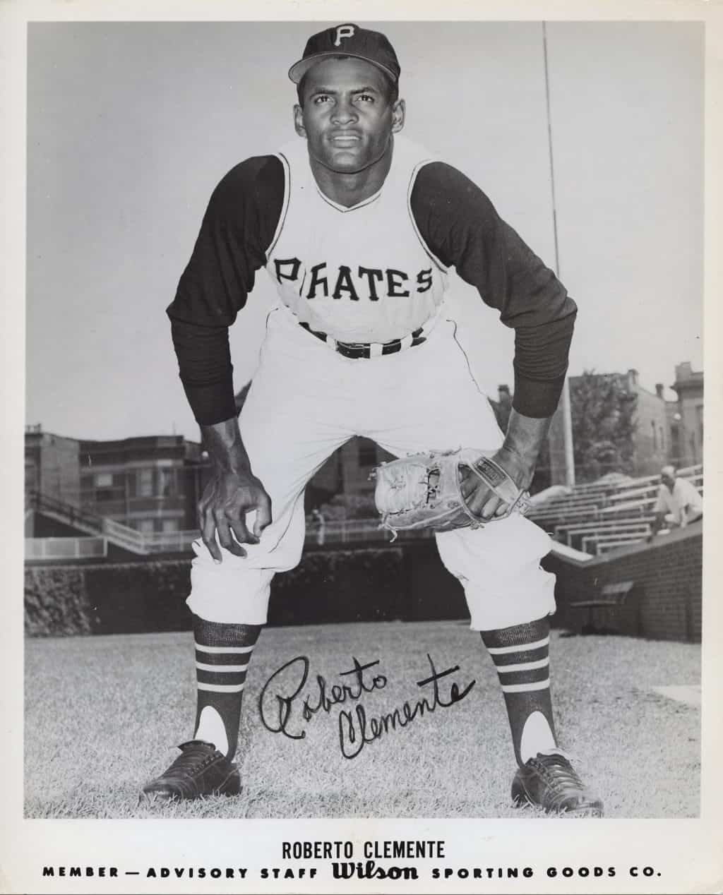 Roberto Clemente - Pittsburgh Pirates - full length - B/W - ClementeRoberto771.jpg - 8x10