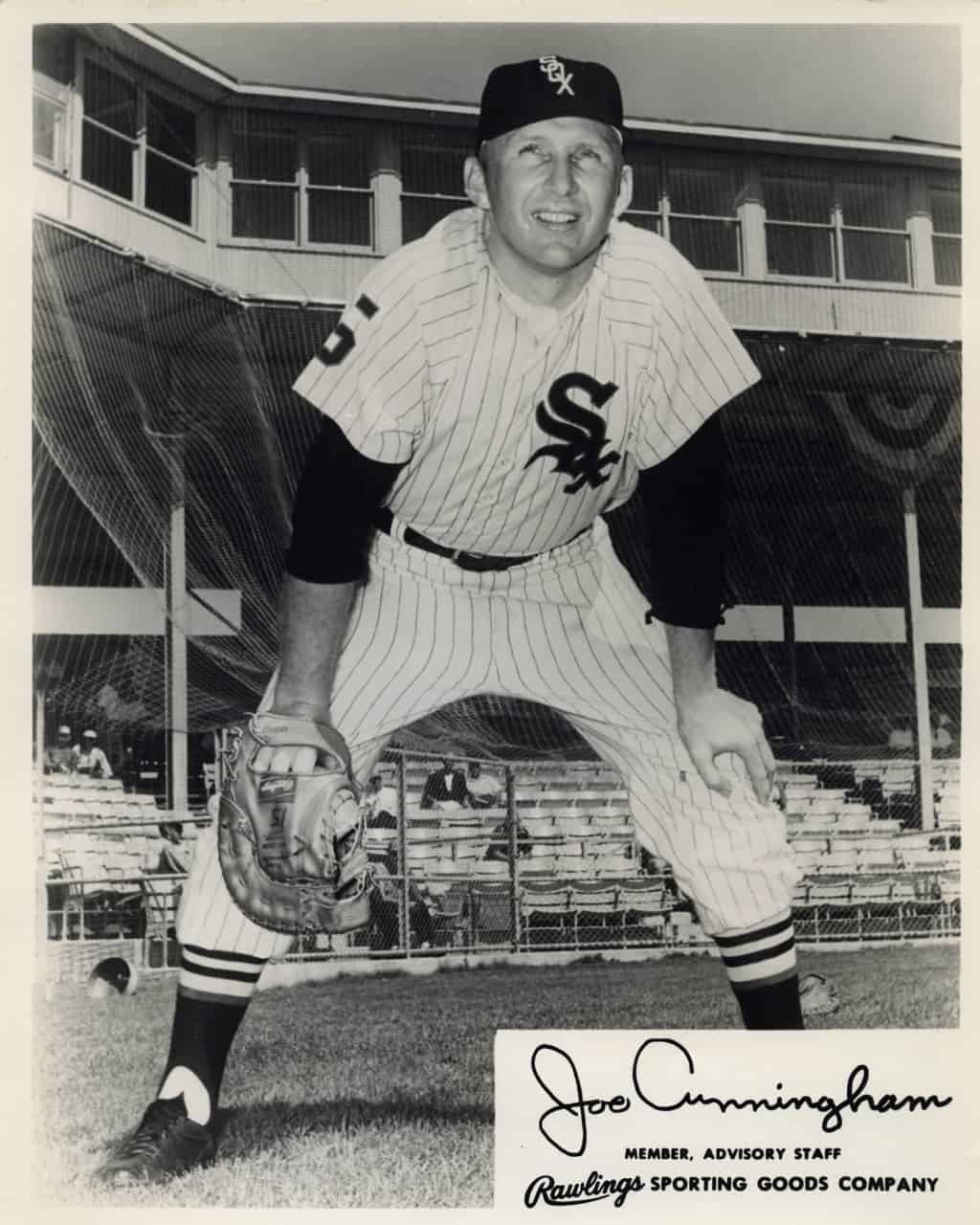 Joe Cunningham - Chicago White Sox - glove on knee - B/W - CunninghamJoe-2003.jpg - 8x10