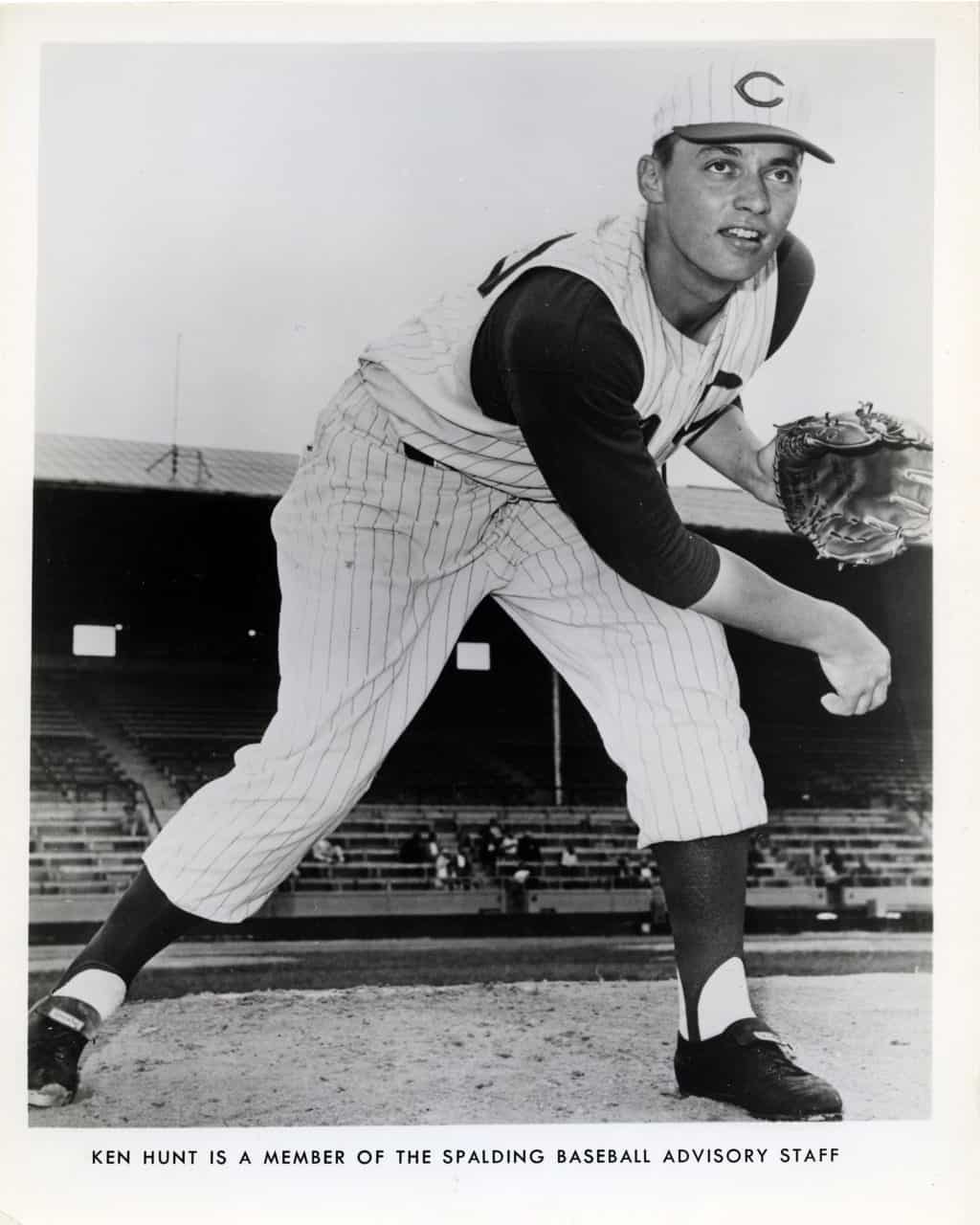 Ken Hunt - Cincinnati Reds - follow through - B/W - HuntKen927.jpg - 8x10