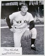 Tony Kubek - New York Yankees - kneeling no bat - B/W - KubekTony-1.jpg - 8x10