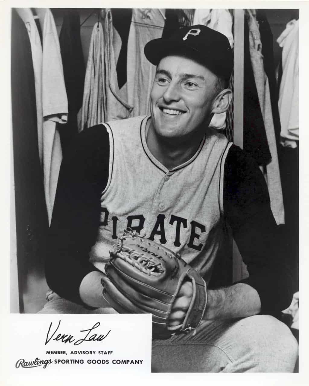 Vern Law - Pittsburgh Pirates - locker room - B/W - LawVeron035.jpg - 8x10