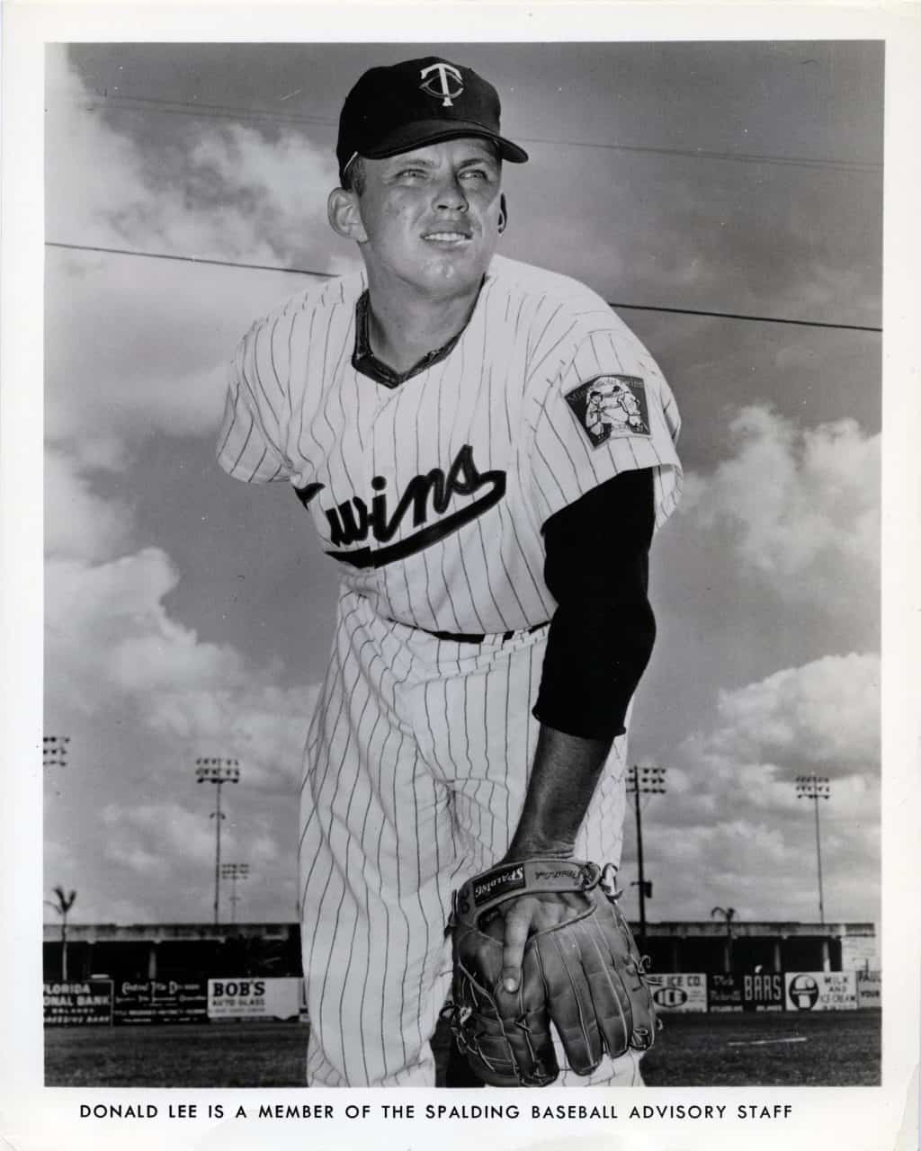 Donald Lee - Minnesota Twins - looking in for sign - B/W - LeeDon934.jpg - 8x10