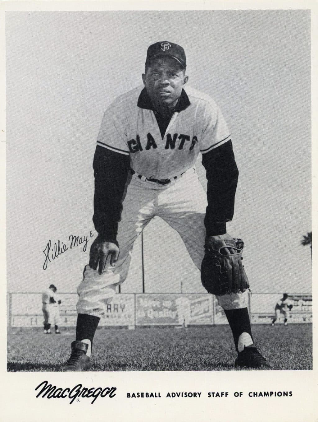 Willie Mays - San Francisco Giants - full hands on knees - B/W - MaysWillie.jpg - 4x5