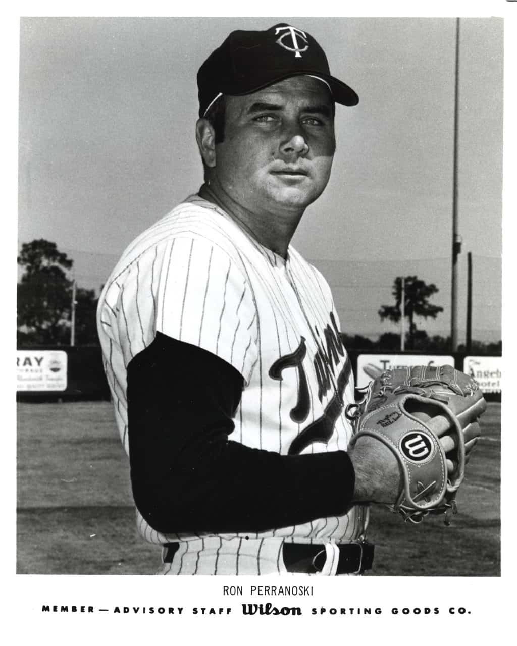 Ron Perranoski - Minnesota Twins - belt up from side - B/W - PerranoskiRon-1839.jpg - 8x10