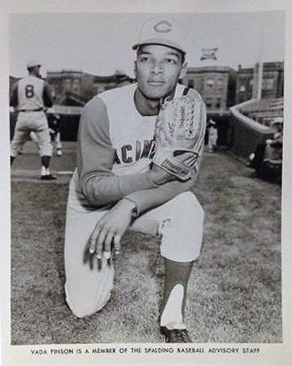 Vada Pinson - Cincinnati Reds - kneeling - B/W - PinsonVada 2.jpg - 8x10