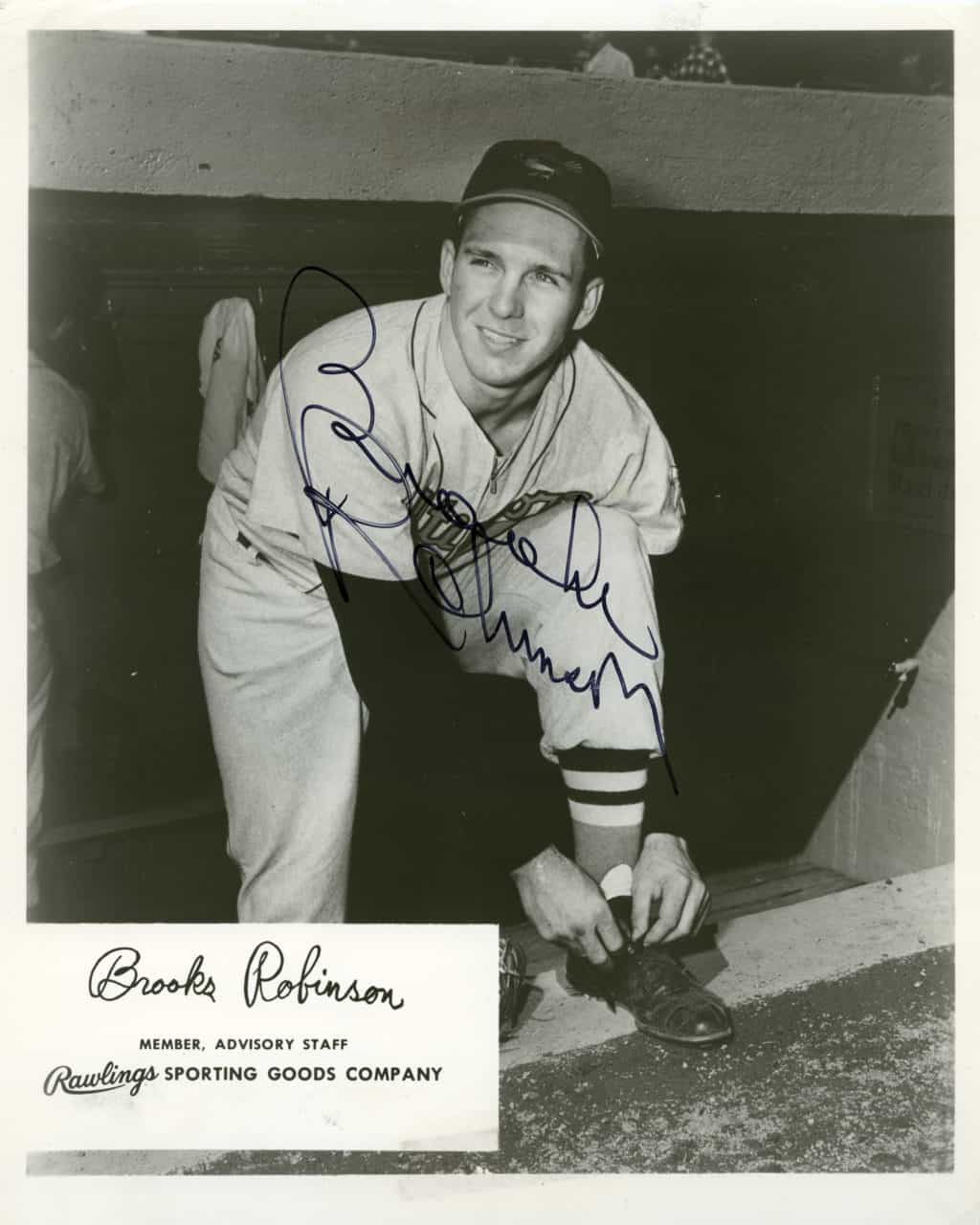 Brooks Robinson - Baltimore Orioles - tying shows - B/W - RobinsonBrooks-4074.jpg - 8x10