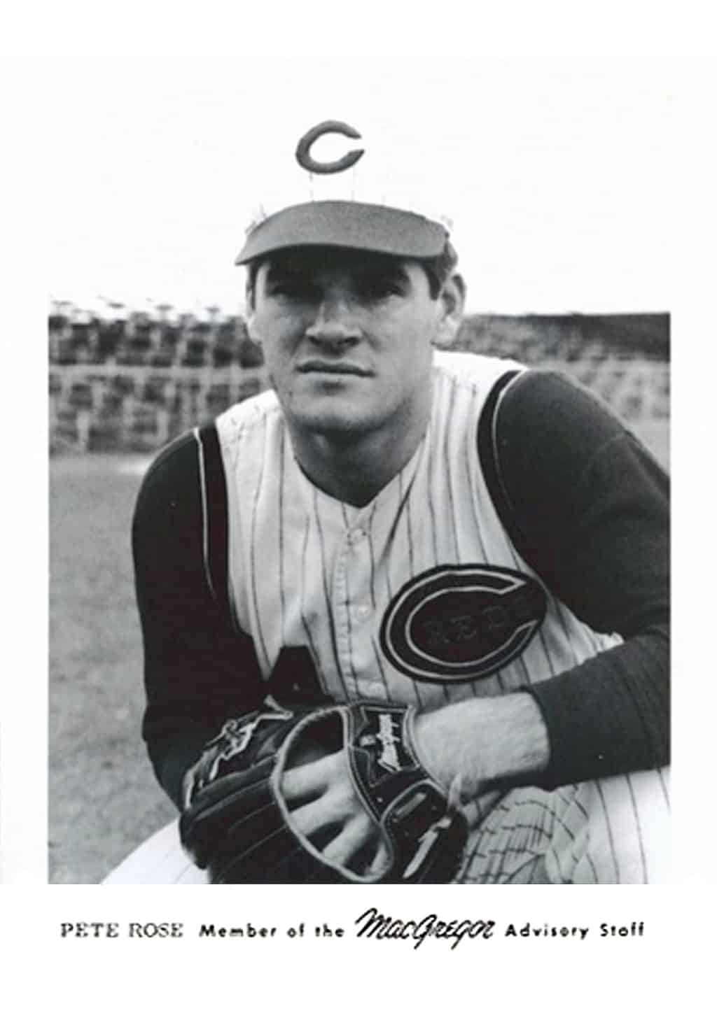 Pete Rose - Cincinatti Reds - kneeling - B/W - RosePete-2.jpg - 8x10