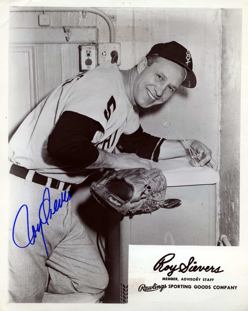 Roy Sievers - Chicago White Sox - drinking fountain - B/W - SieversRoy-2083.jpg - 8x10