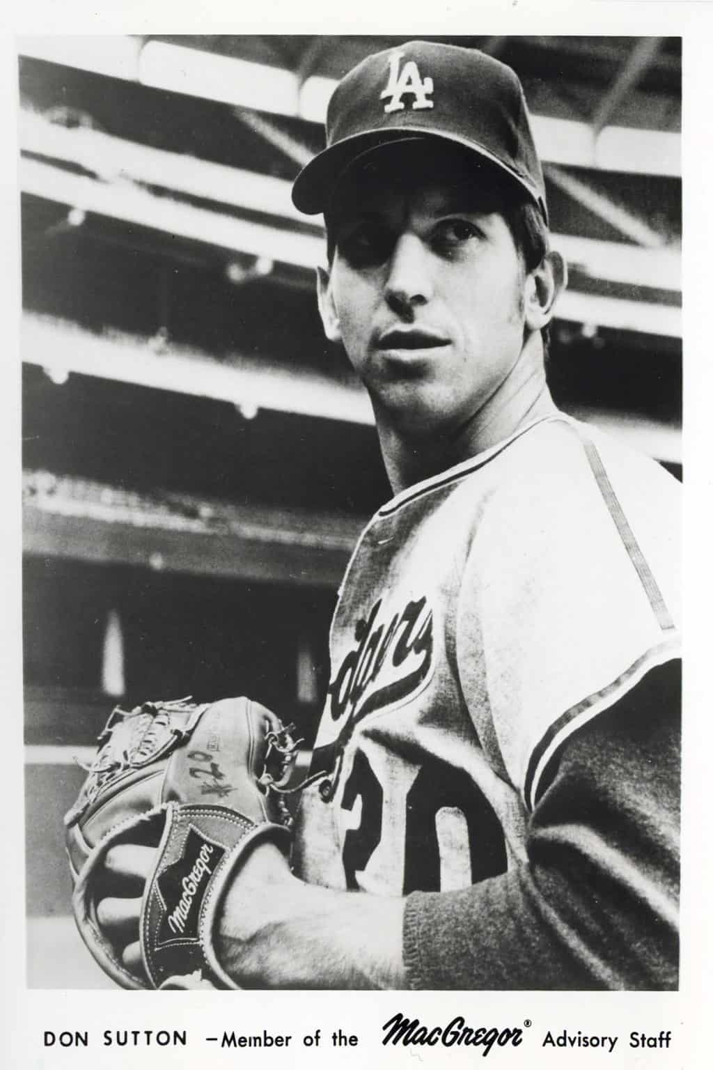 Don Sutton - Los Angeles Dodgers - with glove - B/W - SuttonDon-1158.jpg - 5x7