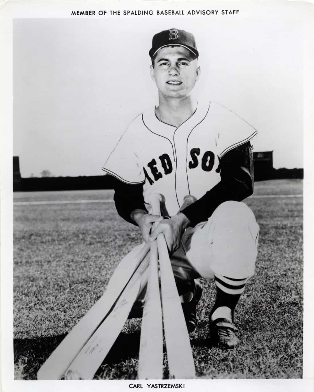 Carl Yastrzemski - Boston Red Sox - kneeling - B/W - YastrzemskiCarl-1968.jpg - 8x10